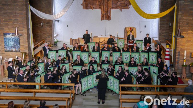 Die Jugendblaskapelle Fensterbach erhält für ihr Kirchenkonzert begeisterten Applaus. Bild: Maria Bittner/exb