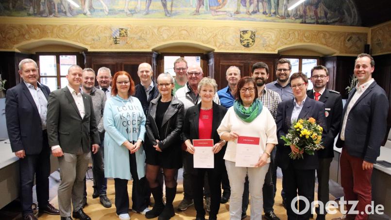 Oftmalige Blutspenderinnen und Blutspender werden (von links) von den Bürgermeistern Joachim Neuß und Jörk Kaduk sowie (rechts) BRK-Kreisgeschäftsführer Sebastian Schaller geehrt. Bild: jma