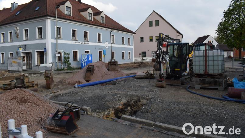 Entlang der ehemaligen Barbara Apotheke (links) soll ein Gehweg mit Grünstreifen angelegt werden. Bild: bnr