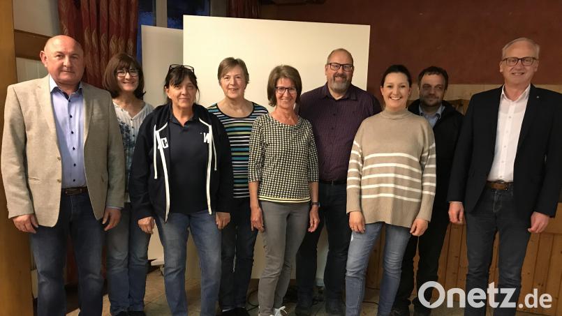 Georg Götz, Vorsitzender des HKA und die zweite Bürgermeisterin Evi Höllerer, (Erster und Zweite von links) freuen sich über die neuen Vorstände Daniela Pirner, Gunda Weiß, Annemarie Graf, Bernhard Ertl und Julia Jung (von links). Bild: mma