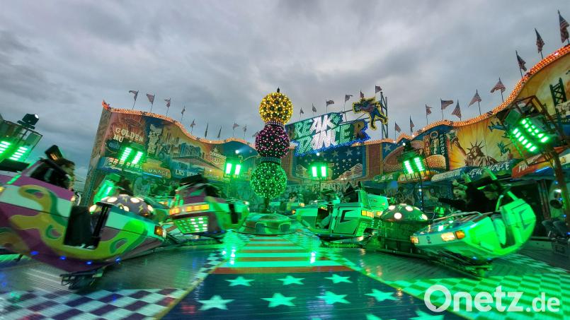Wild geht es in den schnellen, rotierenden Wagen des Fahrgeschäfts Break-Dance auf dem Weidener Frühlingsfest zu. Bild: Kunz