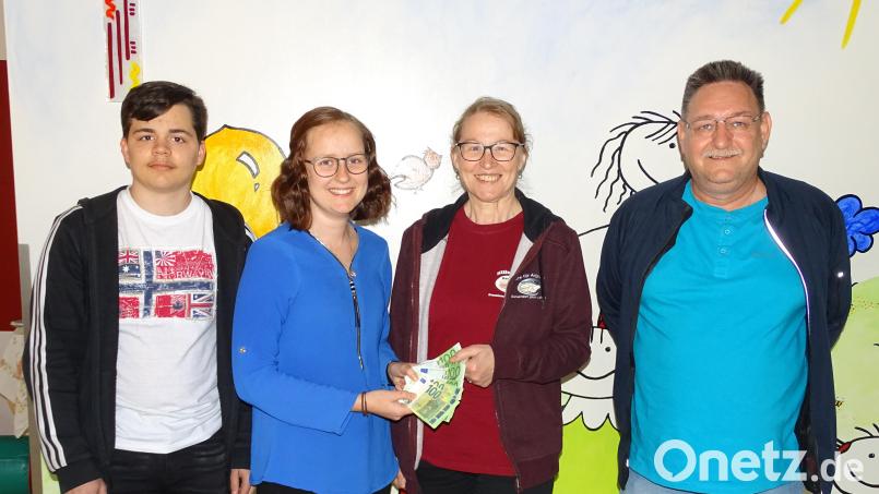 Die Oberministranten David Leißner und Michaela Fischer (von links) überreichen eine Spende über 600 Euro an Christine Sporrer vom Verein „Hilfe für Anja“. Rechts Ministrantenbetreuer Uwe Fischer. Bild: ll