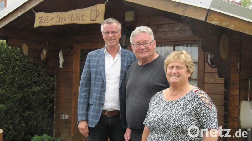1. Bürgermeister Hermann Falk gratuliert Ingrid und Peter Förster zur goldenen Hochzeit. Bild: fg