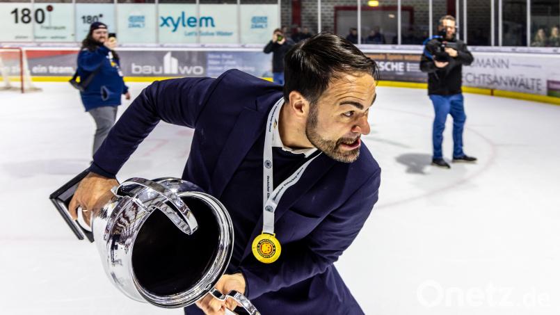 Jubelbilder der Blue Devils Weiden nach dem Gewinn der Oberliga-Meisterschaft sowie dem Aufstieg in die DEL2. Bild: Tobias Neubert