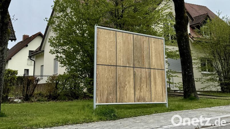 Ähnliche Plakatwände wie hier in Vohenstrauß stehen in Flossenbürg den Parteien für ihre Wahlwerbung zur Verfügung. Der Gemeinderat hat nun genau geregelt, wie diese zu befüllen sind. Bild: Eichl