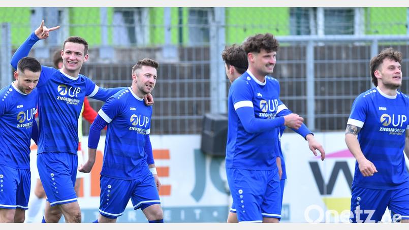 Die Spieler der SpVgg SV Weiden haben den erneuten Bayernliga-Aufstieg geschafft. Bild: A. Schwarzmeier