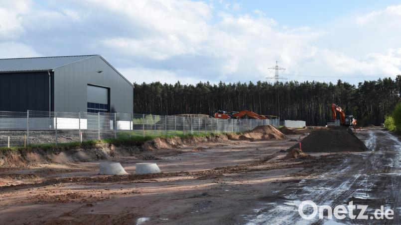Der Ausbau der Stichstraße im Industriegebiet West II hat bereits begonnen. Jetzt muss der Erdaushub entsorgt werden. Bild: bnr