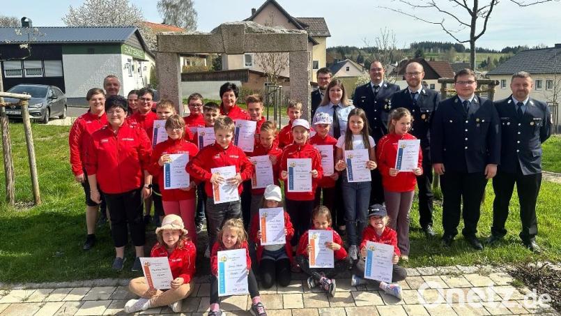 Voller Stolz nahmen die Kinder ihre Urkunden und die Flammenabzeichen entgegen. Bild: soj/exb