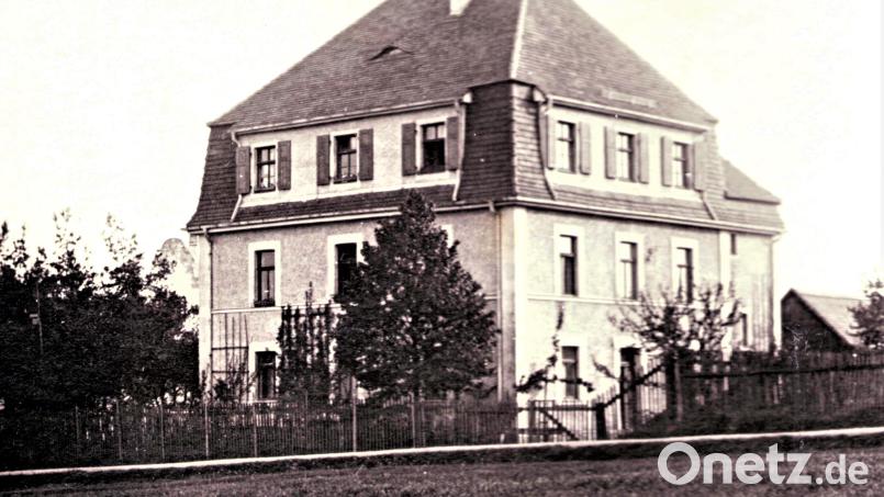 Das Foto des aufgestockten Schulgebäudes stammt aus dem Jahr 1921. Noch in den 1960er-Jahren hatte sich daran nichts geändert: im ersten und zweiten Stock je ein großes Klassenzimmer, im Erdgeschoss die Dienstwohnung des Schulleiters. Bild: Archiv Friedrich Wölfl