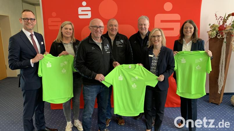 Neongrün und Funktion! So präsentieren sich die diesjährigen Landkreislauf-T-Shirts, die Sparkassen-Vorstandsvorsitzender Thomas Pickel (von links) zusammen mit Stephanie Winter, Erich Dömel und Robert Graf vom Landkreislauf-Organisationsteam, Landrat Richard Reisinger sowie Sparkassen-Sprecherin Kathrin Schmidt und Vorständin Sonja Kalb vorstellten. Bild: Kathrin Schmidt/exb