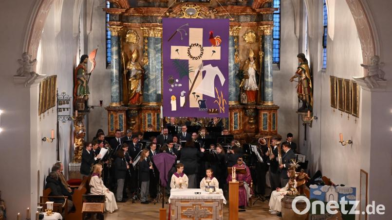 Gottesdienst für die verstorbenen Mitglieder mit rund 40 Musikern unter der Leitung von Sabine Kredler. Bild: sak