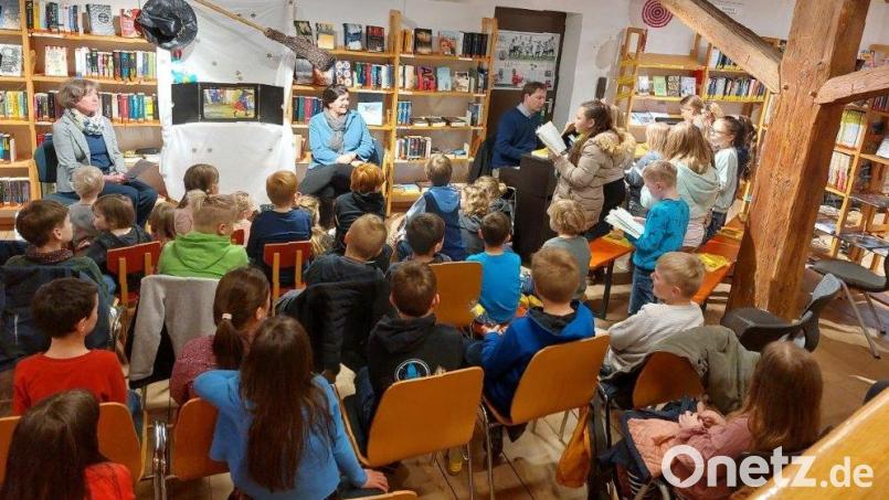 Viele Kinder folgten der Einladung anlässlich des Welttages des Buches in die Stadtbücherei Waldsassen. Bild: Stadtbücherei Waldsassen/exb