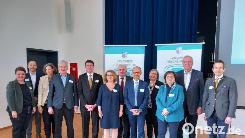 Beim Festakt waren dabei MdB Albert Rupprecht, Bezirkstagspräsident Franz Löffler, Anita Busch, Theresia Nüßlein (Bayerische Landesanstalt f. Landwirtschaft), stellvertretender Landrat Alfred Scheidler, Kreisseniorenbeauftragter Peter Gold, Wohnberaterin Isolde Guba, Ministerialdirigent Christoph Sigl, Bürgermeister Johannes Reger, Brigitte Herkert (Afa Sozialplanung), Jonas Horn sowie Anja Dubrowski von der Seniorenfachstelle. Bild: Landratsamt Tirschenreuth/exb