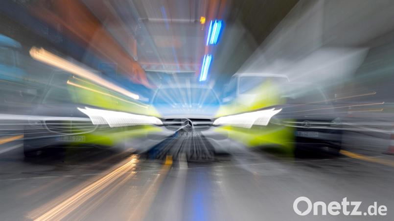 Ein Senior übersah beim Auffahren auf die B303 bei Marktredwitz einen vorfahrtberechtigten Lkw. Symbolbild: Sebastian Gollnow/dpa