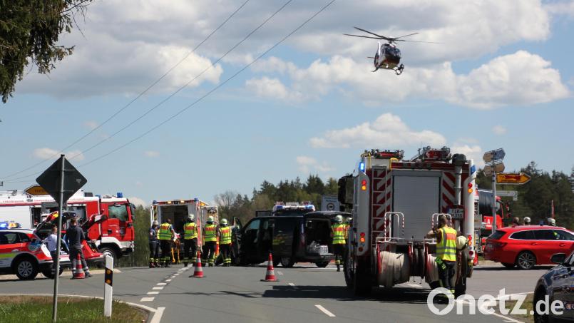 Beim Zusammenstoß zweier Autos bei Leonberg wurden drei Personen verletzt. Auch ein Rettungshubschrauber war im Einsatz. Bild: kro