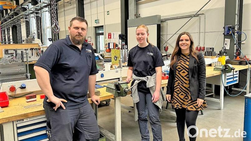 Der Ausbilder der Firma Zechmayer, Bastian Specht, zeigt Sarah Bauer am Girls&#039; Day, welche Arbeiten auf sie zukommen, wenn sie den Beruf des Werkzeugmechanikers wählt. Rechts im Bild Nicole Zechmayer. Bild: rgr