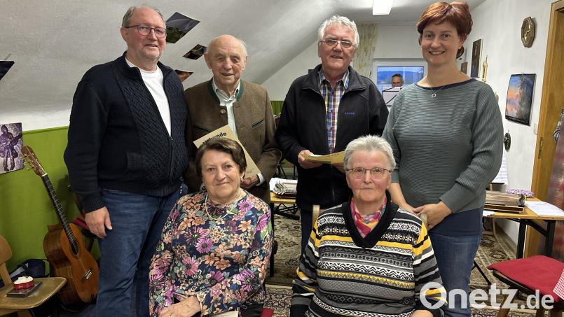 Die Vorsitzende des Neustädter Zitherclubs Regina Schmid (sitzend rechts) zeichnet zusammen mit 2. Bürgermeisterin Tanja Kippes (rechts) Mitglieder des Zitherclubs für ihre langjährige Treue aus. Bild: Zitherclub Neustadt/exb