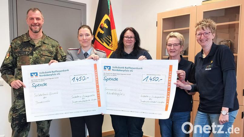 Stabsfeldwebel Hubert Rosner, Oberstleutnant Hekja Marlen Werner, Anja Clement, Angelika Pscherrer und Daniela Pscherrer (von links) mit dem Scheck. Bild: Mario Hönig/exb