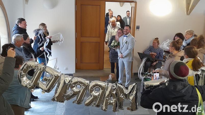Samantha und Lukas Ferner haben sich auf dem Standesamt in Kemnath das Jawort gegeben. Bild: myd