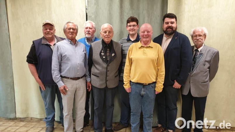 Nach den Ehrungen: (von links) Hans-Peter Winter, Manfred Lilla, Hans-Peter Daschner, Hans Winter, Zweiter Schützenmeister Markus Rupprecht, Harald Platzer, Bürgermeister Stefan Frank und Ehrenschützenmeister Reinhold Brandl. Bild: Brandl/exb