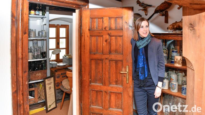 Hereinspaziert. Hinter der Wirtsstube im Amberger Stadtmuseum geht es weiter in ein Depot. Museumsleiterin Julia Riß zeigt ihre Schätze. Bild: Petra Hartl