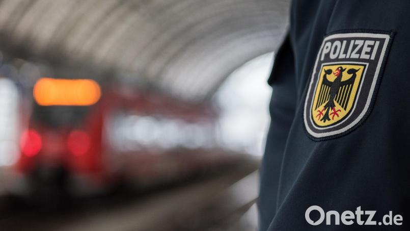 In Altenstadt/WN haben Jugendliche einen Zug mit Steinen beworfen. Die Bundespolizei Waidhaus hat ein Ermittlungsverfahren eröffnet. Symbolbild: Bundespolizei/exb