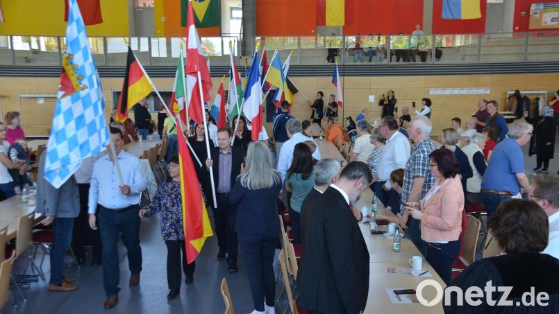 Das Fest der Kulturen begann mit einem Einzug der Festgäste und Organisatoren, die Fahnen der in Speichersdorf vertreten Nationen trugen. Bild: ak