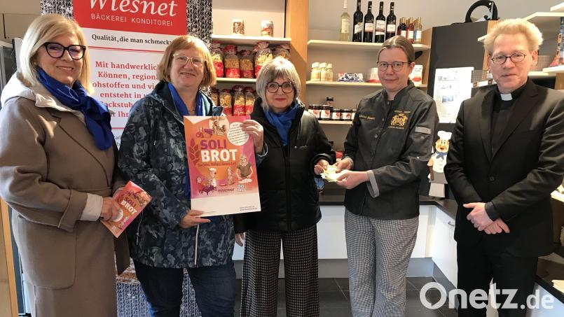 Margit Köpnick, Margret Hirsch und Hilde Gallitzendörfer (von links) vom Hahnbacher Frauenbund und Pfarrer Christian Schulz als geistlicher Beirat danken Bäckermeisterin Gabriele Wiesnet (Zweite von rechts) für ihr Engagement. Bild: mma