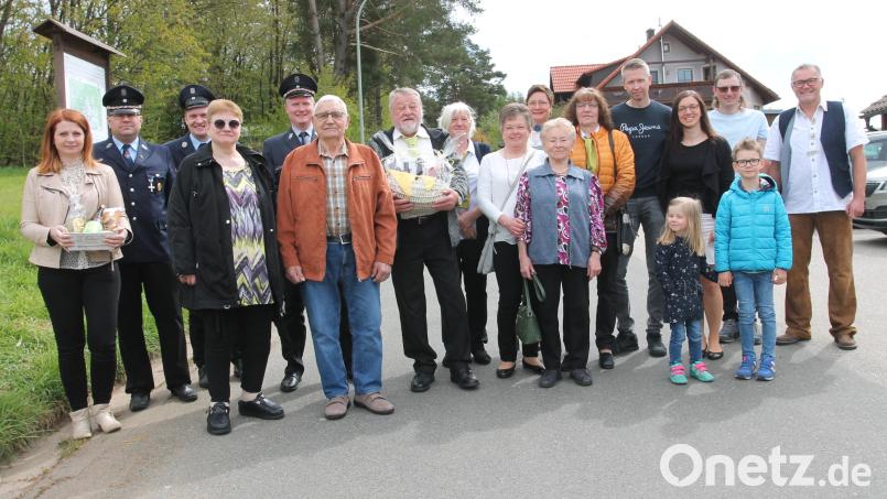 Johann Gnan (Sechster von links) freut sich über die vielen guten Wünsche zum Geburtstag. Bild: pi