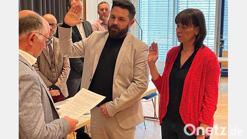 Sabine Eichermüller und Sebastian Dippold bei der Vereidigung als Kreisräte. Bild: phs