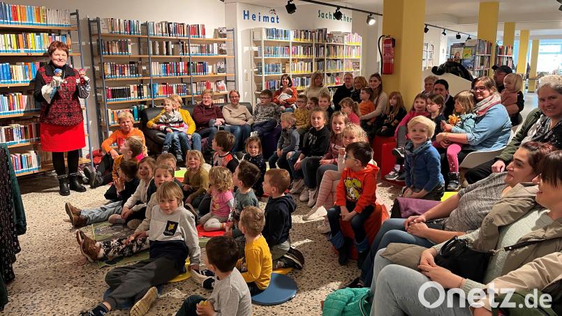 Viele Besucher wollten das jüngste Kasperltheaterstück von Marie Luise Kaiser (links) in der Stadtbücherei Mitterteich sehen. Bild: Pia Heinrich/exb