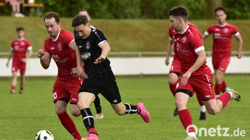 Oktay Devrilen (links) vom TSV Tännesberg trennt den Nabburger Patrick Kirchner fair vom Ball. Der Tännesberger Spielertrainer André Klahn (rechts) beobachtet die Situation – und erzeilte die beiden Tore beim 2:0-Sieg. Bild: ham