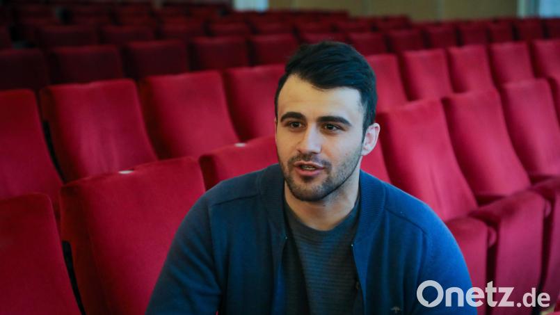 Jahmar Taher (26) aus Amberg erzählte bei der Interkulturellen Filmnacht im Ring-Theater seine Geschichte. Bild: Wolfgang Steinbacher
