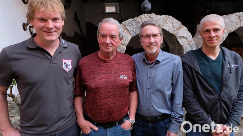 Ehrungen beim FCN-Fanclub Floß: Vorsitzender Gerald Bublat, Peter Späth, Bernhard Lehner und 2. Vorsitzender Michael Helgert (von links). Bild: exb/Lehner