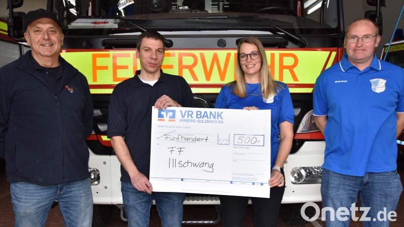 Bei der Spendenübergabe (von links): Konrad Hochholzer, Michael Maderer, Julia Nitzbon und Stefan Niebler. Bild: no