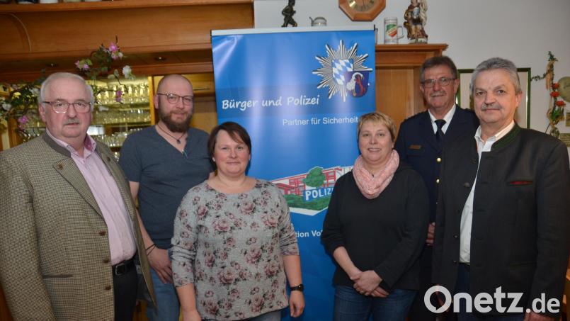 Der neugewählte Vorstand des Vereins &quot;Bürger und Polizei - Partner für Sicherheit&quot; präsentierte sich mit Bürgermeister und Vorsitzendem Andreas Wutzlhofer (rechts) und Erstem Polizeihauptkommissar Martin Zehent (Zweiter von rechts), der im Herbst seinen Abschied von der Dienststelle feiern wird. Bild: dob