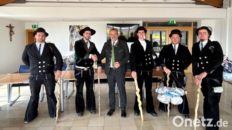 Marius Jäger (Zweiter von links) kommt nach der „Walz“ zurück in die Heimat. Von Bürgermeister Frank Zeitler wird er im Nabburger Rathaus empfangen. Bild: Marko Pammer/exb