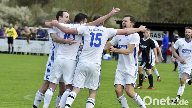 Die Spieler des TuS Schnaittenbach bejubeln den erstmaligen Aufstieg in die Bezirksliga. Archivbild: Hubert Ziegler