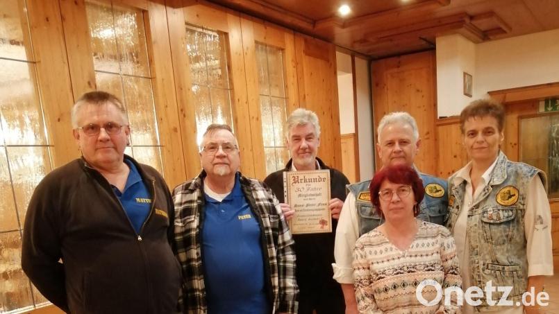 Gewählt und geehrt: (von links) Erster Vorsitzender Matthias Steindl, Kassenprüfer Peter Bugera, Hans-Peter Fenk (30 Jahre Mitgliedschaft), Zweiter Vorsitzender Robert Karl, Schriftführerin Heidi Dotzler und (vorne) Kassiererin Karin Hofmann. Bild: Heidi Dotzler/exb