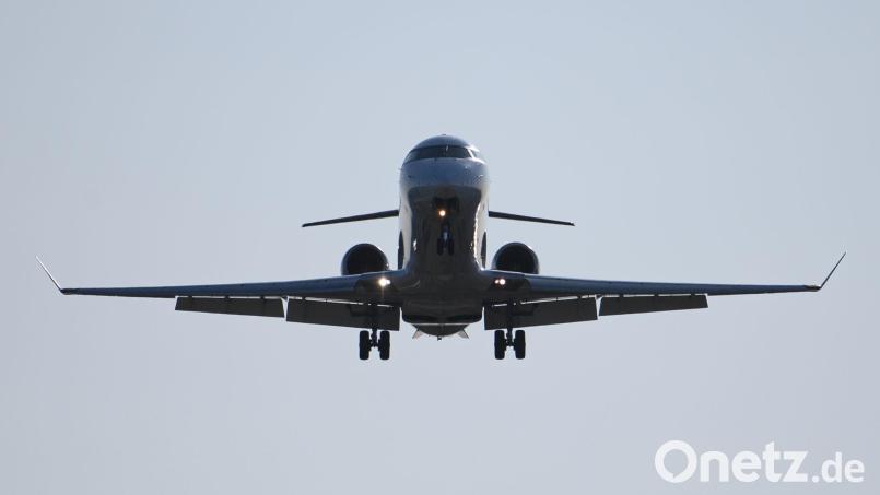 Ein Flugzeug ist beim Flug von München im Landeanflug auf den Flughafen Dresden International. Bild: Robert Michael/dpa-Zentralbild/dpa