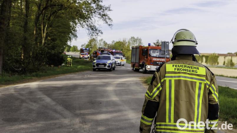 Nahe Lindelohe hat sich ein schwerer Unfall ereignet, bei dem ein Mann ums Leben kam. Feuerwehr, Rettungsdienst und Polizei sind im Einsatz. Bild: Hösamer