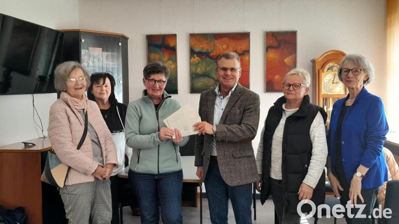Bürgermeister Karlheinz Budnik nimmt die Spende des Katholischen Frauenbunds gern entgegen. Bild: exb