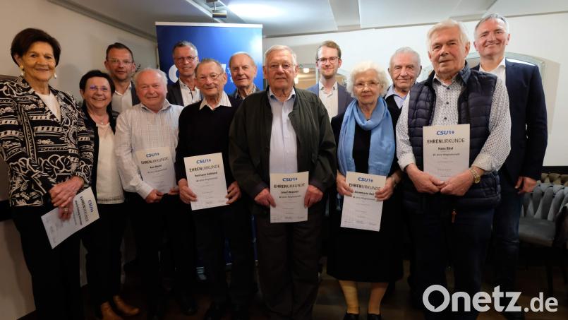 Eine Fülle von Ehrungen nimmt der CSU-Ortsverband Hirschau vor (von links): Maria-Hedwig Dobmeyer, Zweite Bürgermeisterin Bärbel Birner, Dritter Bürgermeister Hermann Gebhard, Karl Merkl, Bürgermeister Hermann Falk, Hermann Gebhard, Alt-Bürgermeister Helmut Rösch, Josef Wiesnet, CSU-Ortsvorsitzender Florentin Siegert, Annemarie Reil, Hans Schadl, Hans Bösl und CSU-Kreisvorsitzender Harald Schwartz. Bild: CSU Hirschau