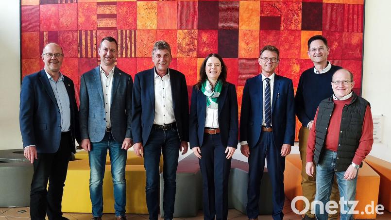 Der Vorstand (von links): Martin Wurdack (Schulleiter BSZ Amberg), Markus Weiß (Zweiter Vorsitzender), Georg Wittmann (ausscheidender Zweiter Vorsitzender), Sonja Kalb (Vorsitzende), Andreas Reindl (Schatzmeister), Daniel Hagn und Gerd Fischer (Beiräte). Bild: Claudia Wittmann/exb