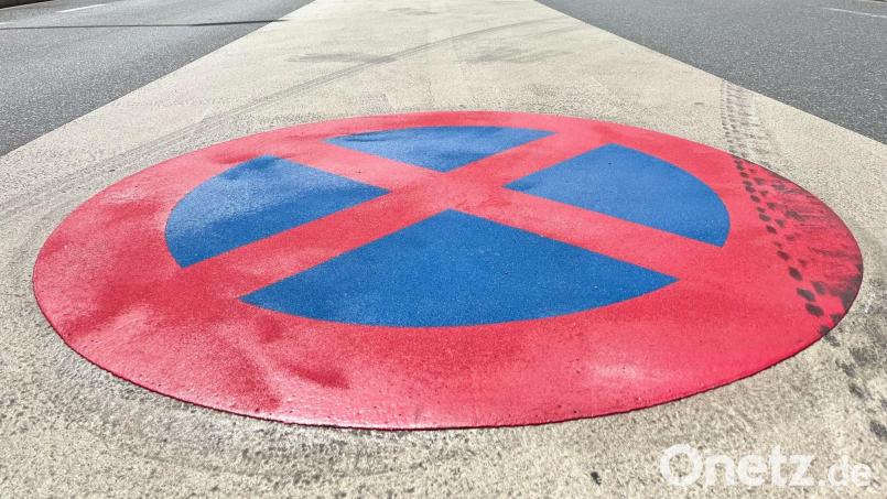 Auf dem weißen Mittelstreifen in der Dr.-Pfleger-Straße in Weiden herrscht absolutes Halteverbot. Bild: Gabi Schönberger