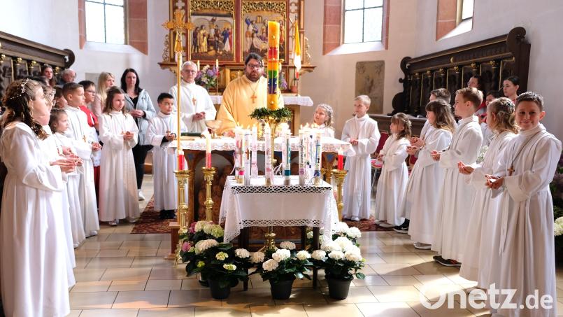 16 Kommunionkinder versammelten sich am Sonntag um den &quot;Tisch des Herrn&quot;, um zum ersten Mal die Hl. Kommunion zu empfangen. Bild: do