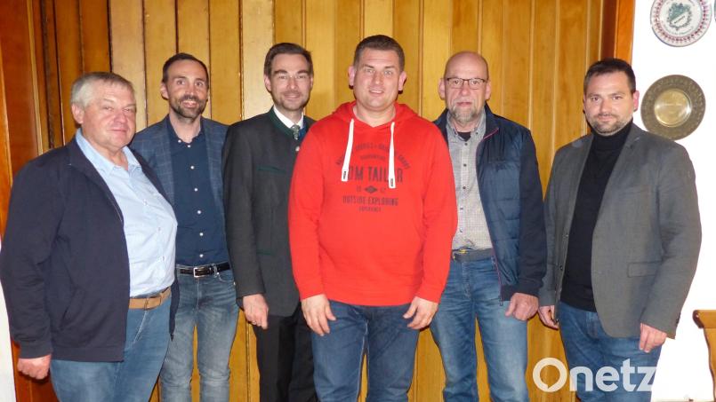 Matthias Post (Mitte) wird für 25 Jahre Mitgliedschaft geehrt, die beiden anderen Geehrten waren entschuldigt. Von links: Vorsitzender Johann Kick, CSU-Europakandidat Armin Bulenda, das neue Ehrenmitglied Stephan Oetzinger, Johann Paulus und Bürgermeister Sebastian Hartl. Bild: Hans Meißner/exb