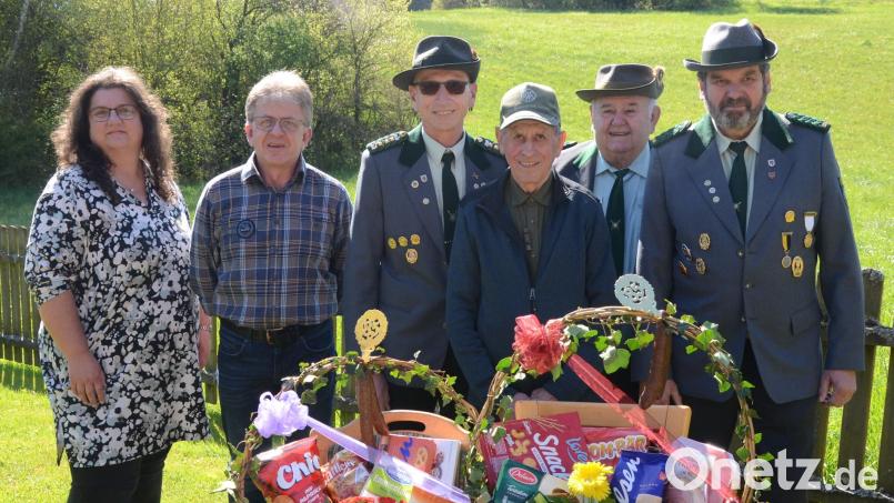 Sonja Pilhofer und Alfred Schmidt für die Jagdgenossen sowie Manfred Rubenbauer, Manfred Pirner und Johann Sperber für die Schützen gratulierten dem Jubilar Willi Aures. Bild: ker