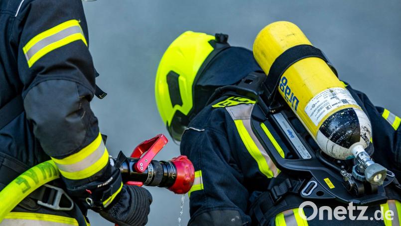 Feuerwehrleute bereiten einen Löschangriff vor. Bild: David Inderlied/dpa/Symbolbild