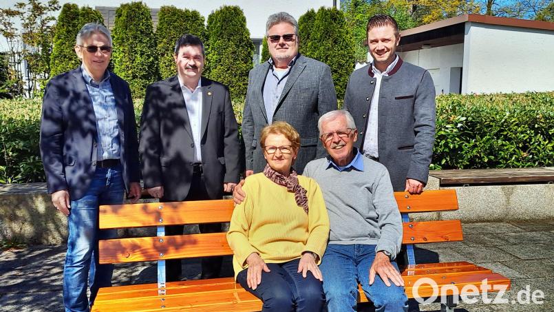 Lisa und Klaus Schmalzreich genießen sitzend &quot;ihr&quot; Ruhebankl. Karl Balk, Helmut Grünbauer, Walther Piehler und Bürgermeister Ernst Lenk (von links) freuen sich bei der Übergabe. Bild: Karl Balk/exb